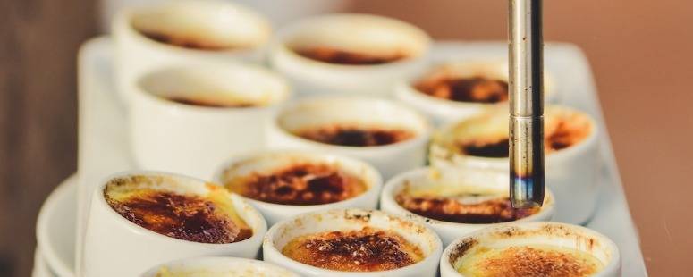 Foto van een gasbrander voor het bereiden van een creme brulee