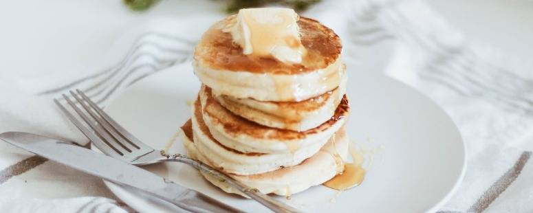 Poffertjes die zijn gemaakt in een pan.